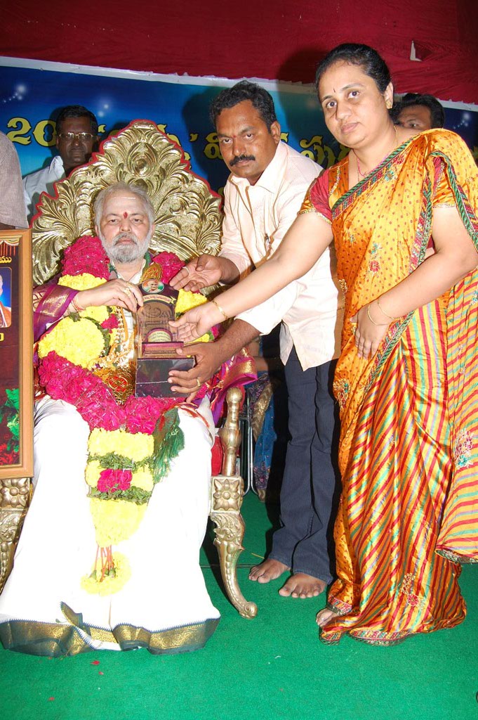 Mulugu Guruji Honored Amma Charitable trust (32)