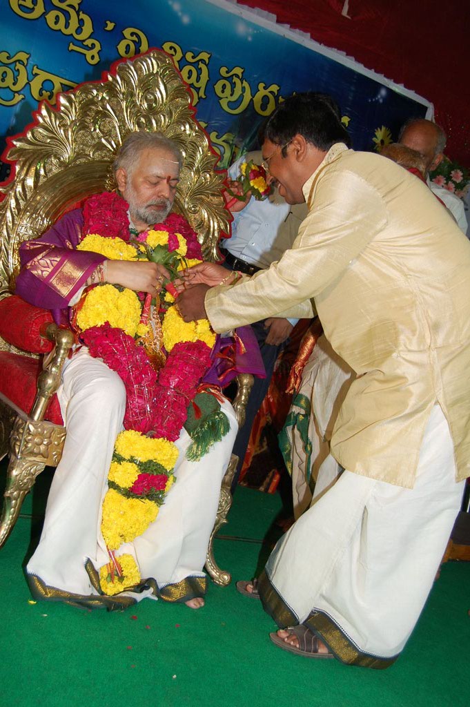 Mulugu Guruji Honored Amma Charitable trust (40)